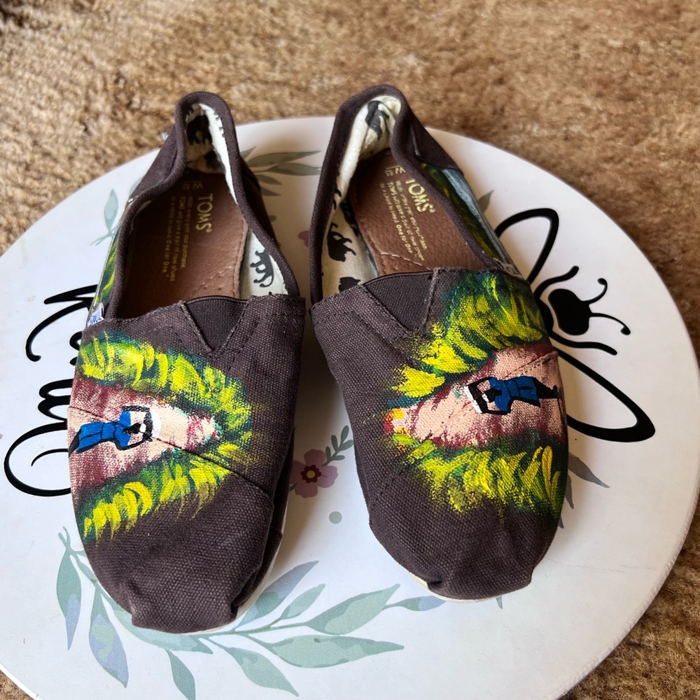 Toms Classics Haiti Berthony's size 8.5 hand painted design on the sides.